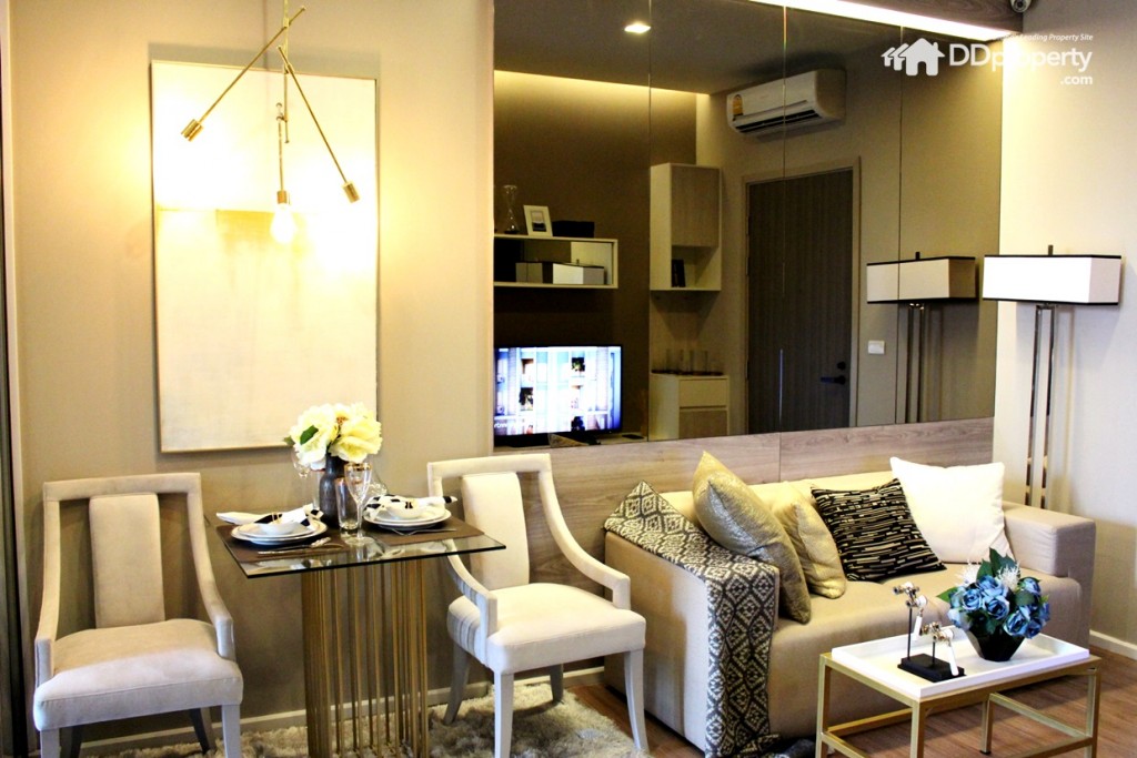 ผนังห้องจะเป็นแบบเรียบๆ ทาสีขาว