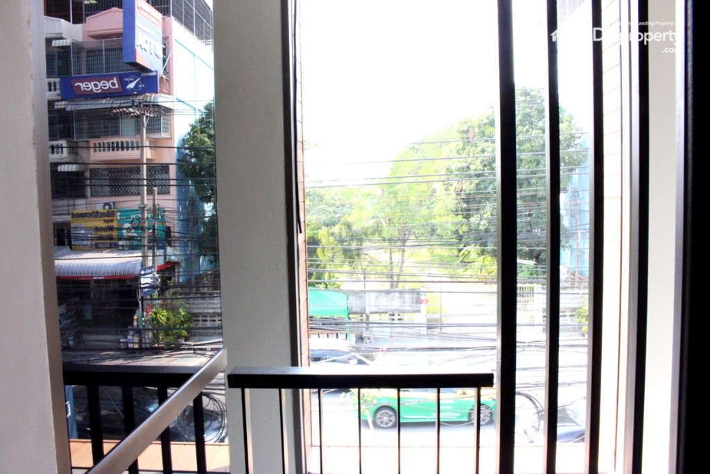 มีระแนงกั้นเพื่อความสวยงาม