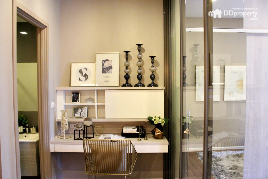 พื้นที่โต๊ะทำงานอยู่ระหว่างห้องน้ำและห้องนอน