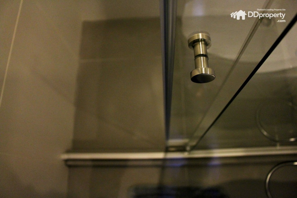 ฉากกั้นแบบบานเลื่อนกระจกใส