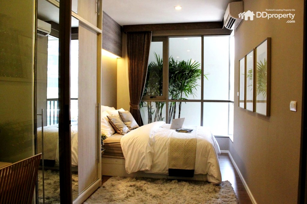 พื้นที่ภายในห้องนอนเป็นแนวยาวมีกระจกเข้ามุมเปิดรับแสง