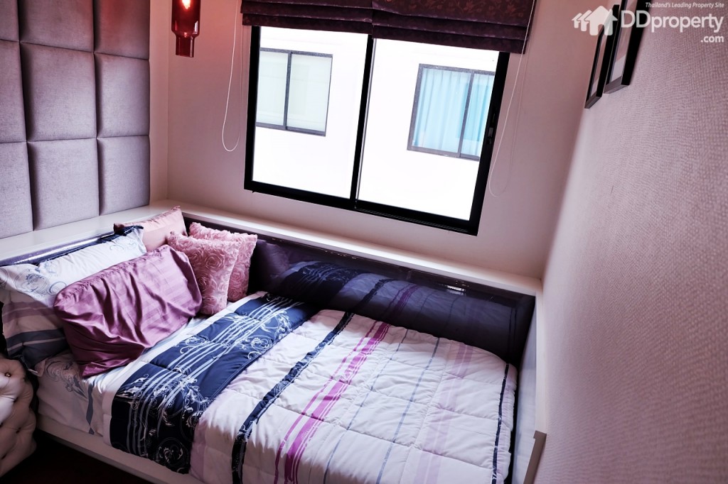 สามารถวางเตียงขนาด 3 ฟุตได้ พร้อมติดตั้งหน้าต่างเพิ่มความโปร่งให้กับห้อง