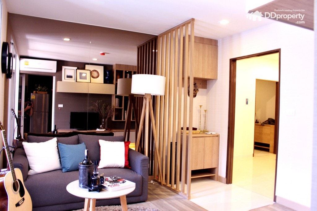 สังเกตดูว่าพื้นหน้าห้องจะเป็นกระเบื้อง แยกส่วนอย่างชัดเจนมีการยกพื้นเล็กน้อย