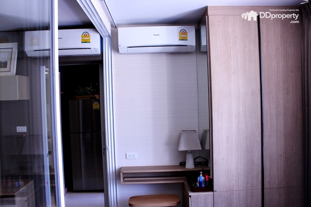 ตู้เสื้อผ้าบานเปิด 2 บาน  และแอร์ขนาด 9,000 BTU ที่แถมมากับห้อง