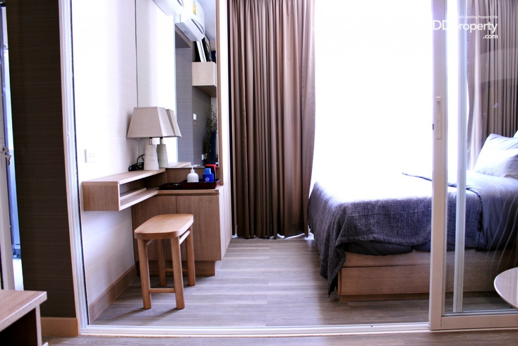 ขอบฉากกั้นเป็นอะลูมิเนียมสีขาวลางเลื่อน