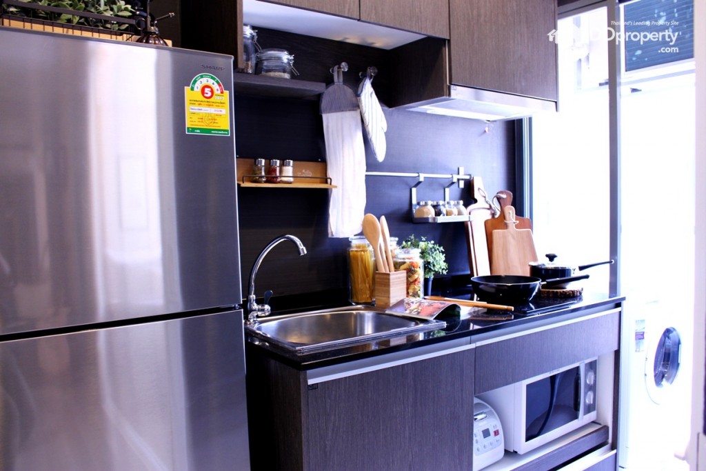 ห้องครัวมาพร้อมกับเตาไฟฟ้า 2 หัว และเครื่องดูดควันของ TEKA หรือเทียบเท่า