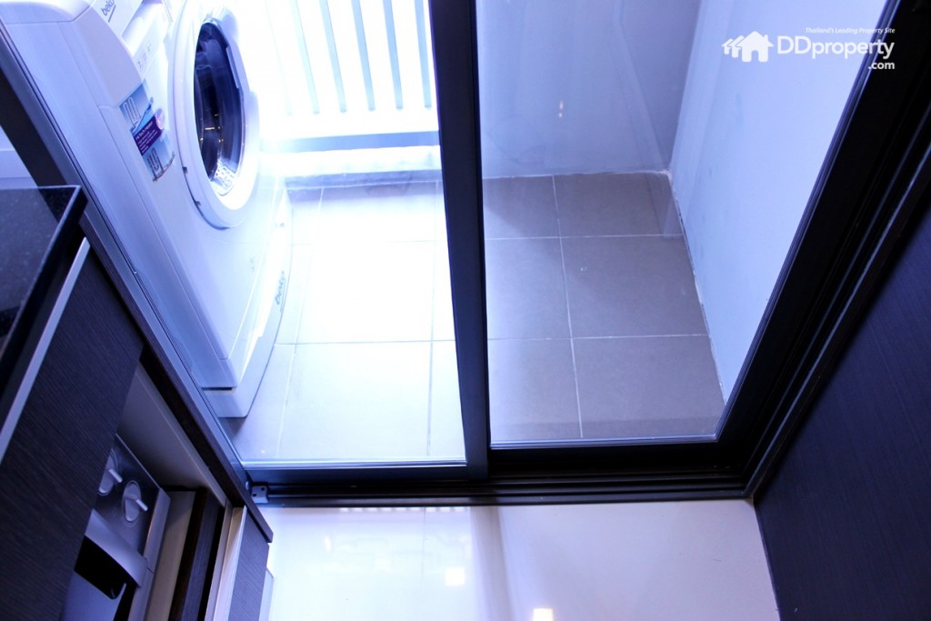 พื้นที่ระเบียงกว้าง 1 ม. โดยประมาณ