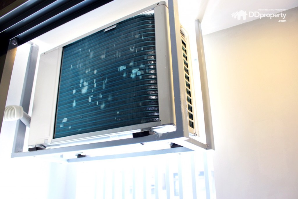 คอมพ์แอร์แบบแขวนลอย มีระแนงกั้นเพื่อความสวยงาม