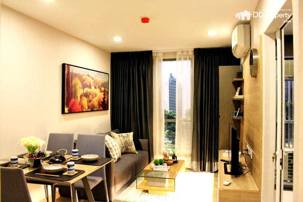 เพดานห้องเป็นยิปซั่มบอร์ดทาสีขาว