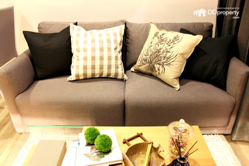 โซฟาแบบ 2 ที่นั่งหุ้มผ้าตามแบบของโครงการมาพร้อมกับห้อง