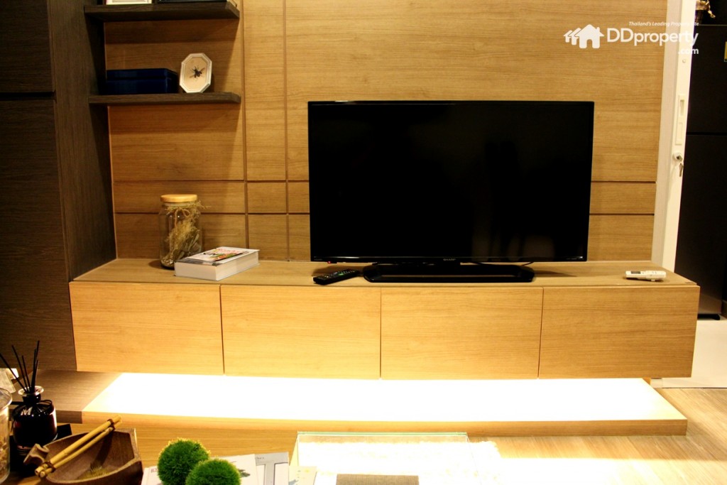 ชั้นวางทีวีบิลท์อินลายไม้แบบลอยตัวมีไฟข้างใต้