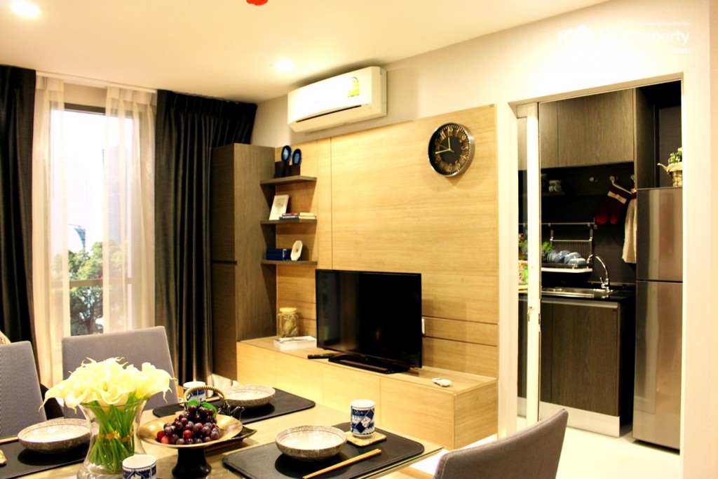 ผนังด้านหลังชั้นวางทีวีเป็นพื้นที่ห้องครัว