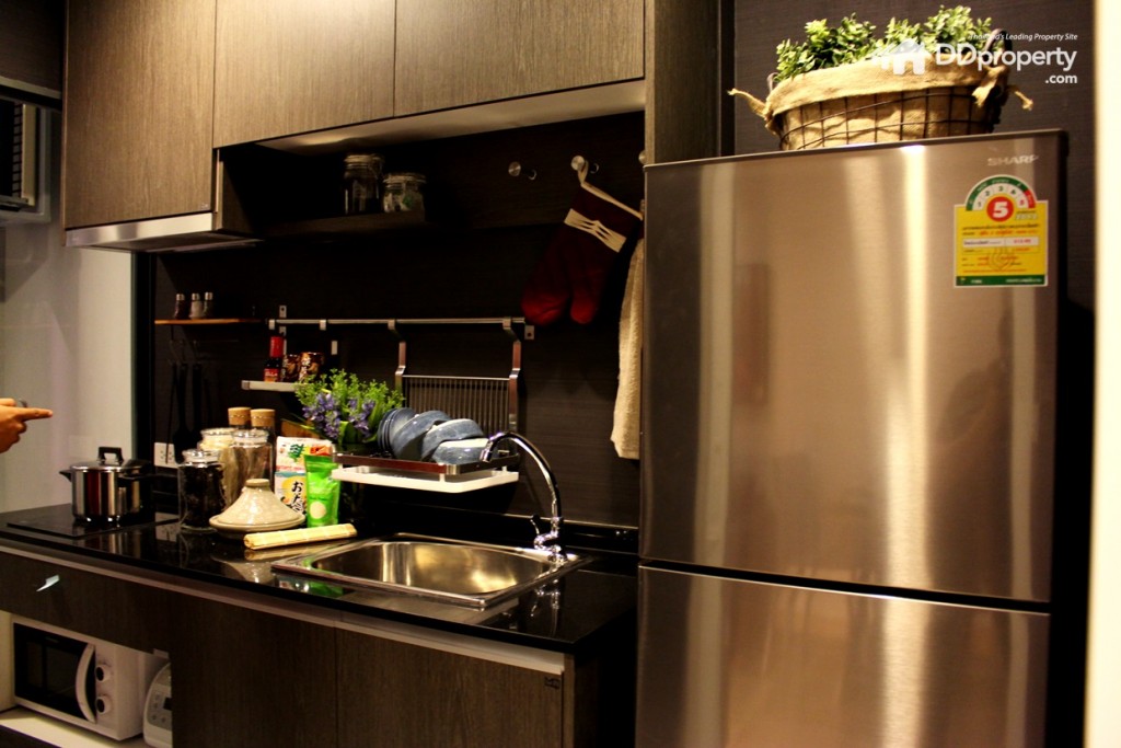 วัสดุและอุปกรณ์ในห้องครัวแบบมาตรฐาน เน้นโทนสีเข้ม