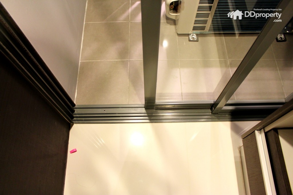 พื้นห้องครัวเป็นกระเบื้องสีขาวผิวเงา