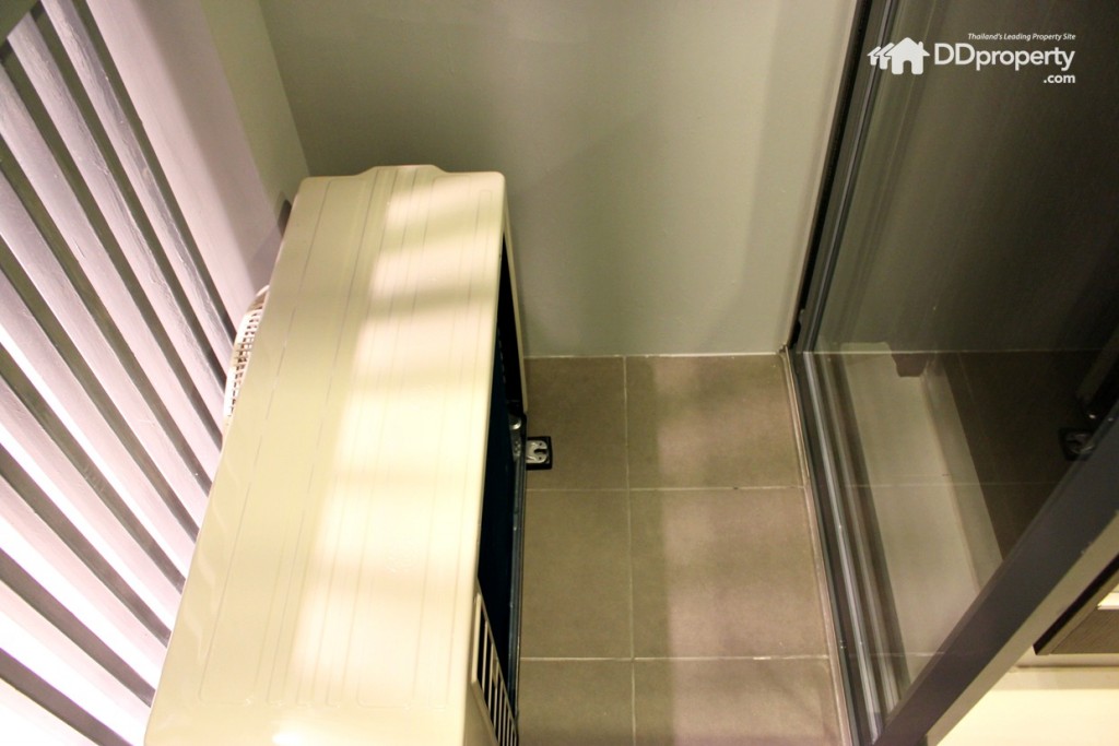 ระเบียงเป็นกระเบื้องเซรามิกสีเทาผิวด้าน