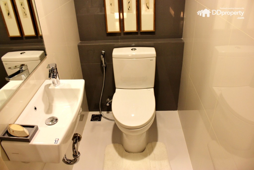 สุขภัณฑ์ของห้องน้ำเป็นของ TOTO หรือเทียบเท่า เน้นโทนสีขาว