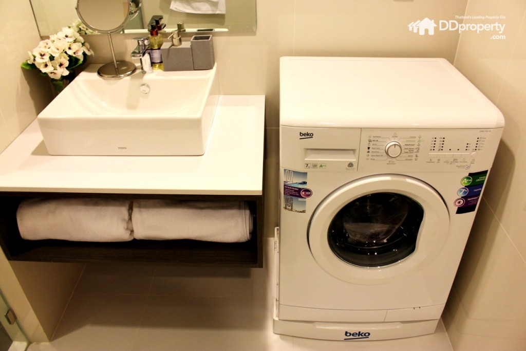 เครื่องซักผ้าอยู่ในห้องน้ำตามแบบญี่ปุ่น