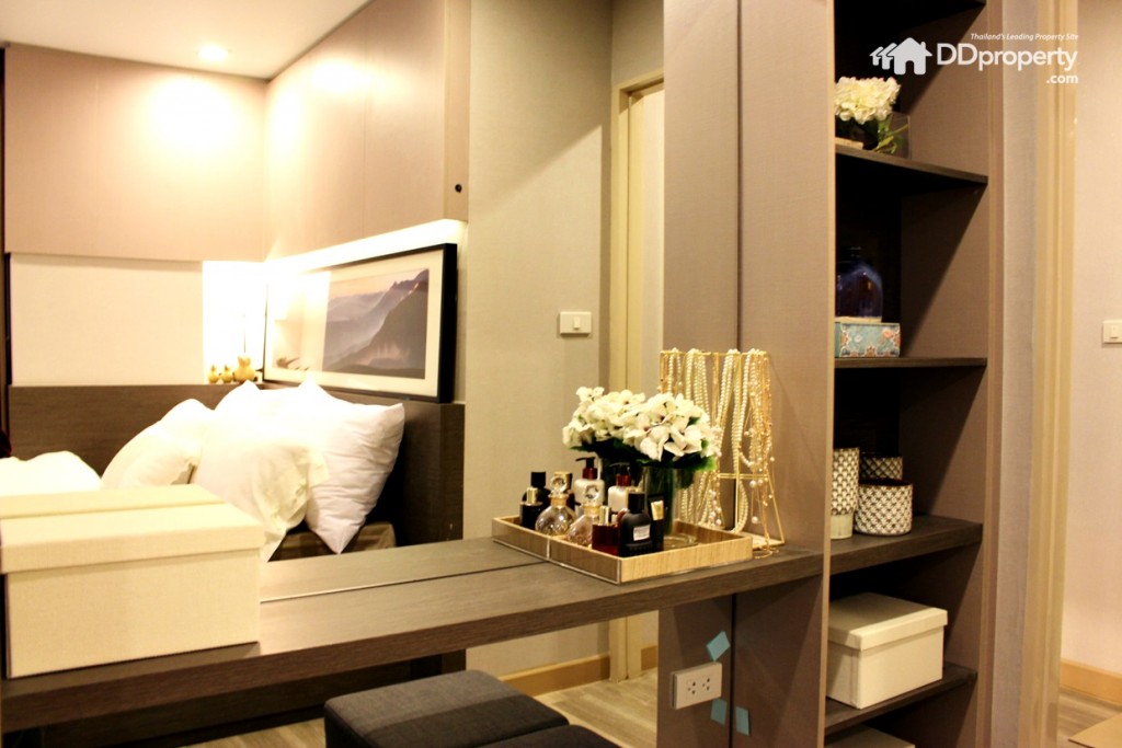 โต๊ะแต่งหน้า พร้อมชั้นเก็บของ และกระจกบานใหญ่