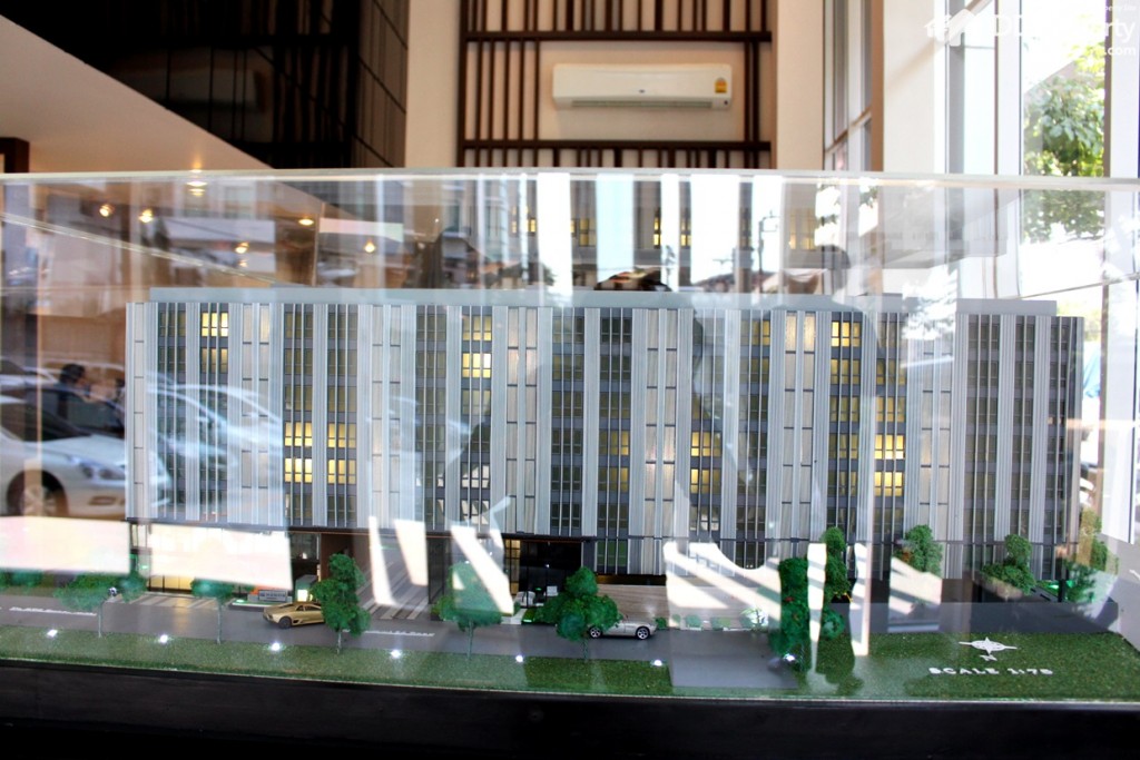 มุมมองของตัวอาคารด้านทิศเหนือหันเข้าหาถนนมีอีกโครงการอยู่ฝั่งตรงข้าม