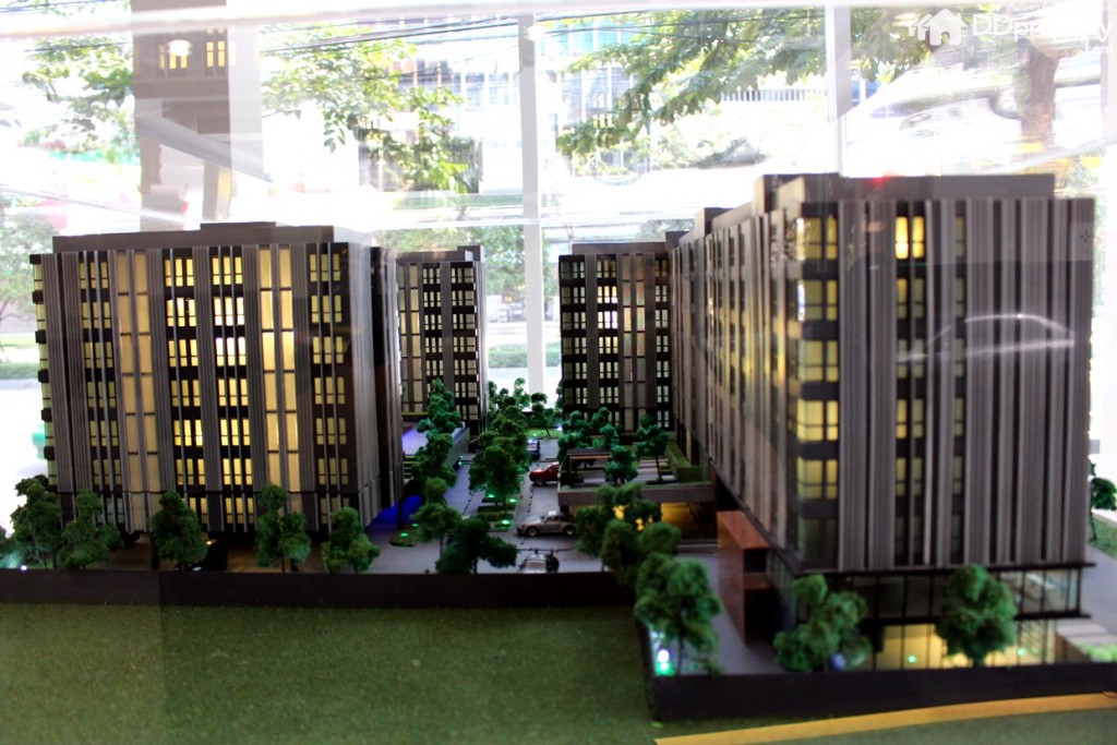 มุมมองของตัวอาคารด้านทิศตะวันออกติดกับบ้านเดี่ยว