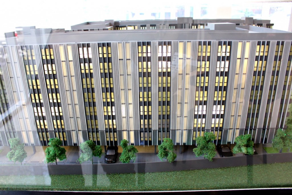 มุมมองของตัวอาคารด้านทิศใต้เป็นชุมชนบ้านเดี่ยว