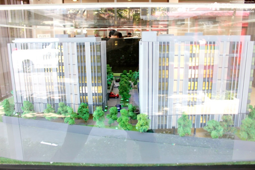 มุมมองของตัวอาคารด้านทิศตะวันตกเป็นทางด่วนเฉลิมมหานคร