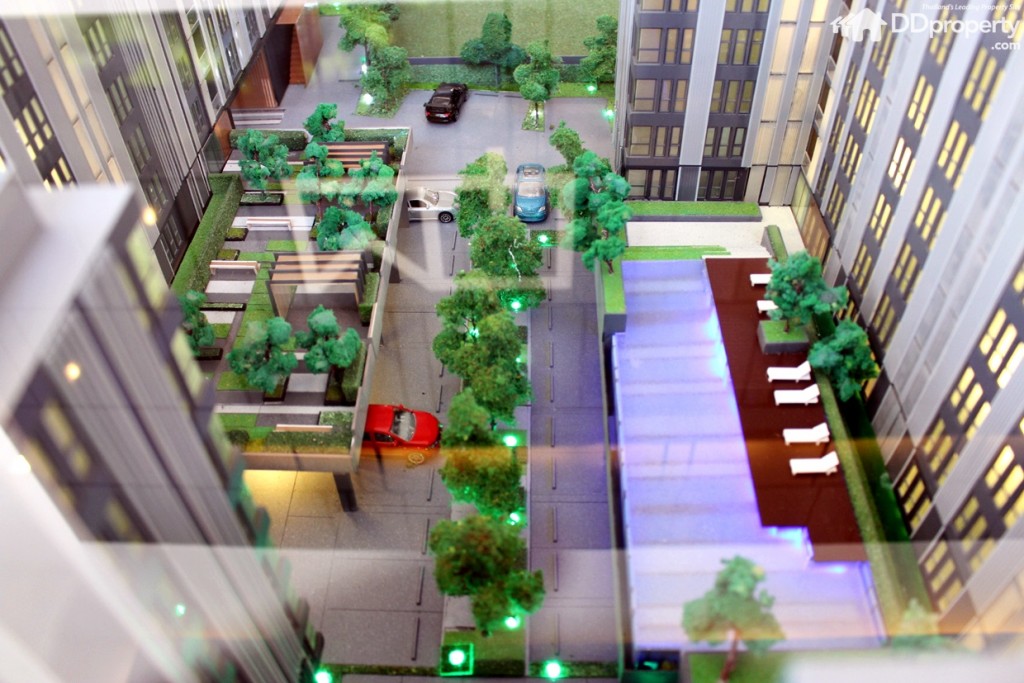 สระว่ายน้ำจะอยู่ชั้น 2 ของตึก B