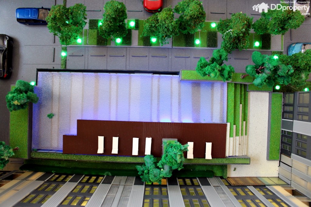 ภาพมุมสูงของพื้นที่สระว่ายน้ำ