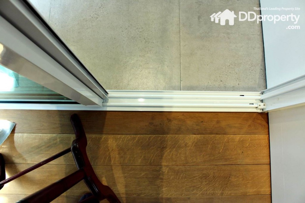 พื้นห้องปูด้วย Engineered wood ระเบียงปูด้วยกระเบื้อง Homogeneous หรือเทียบเท่า