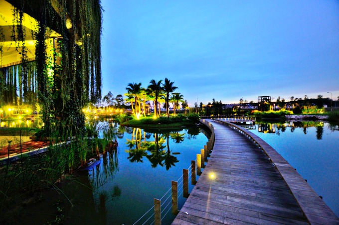 The Arc, a canal parkland and communal recreation centre (Pixes from Garis Architects, designers of The Arc, photography: Steven Ngu, Andy Lim)