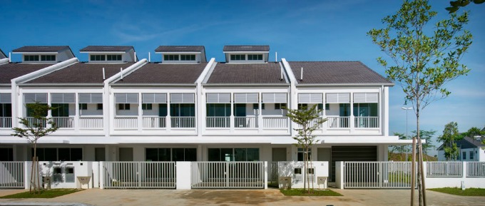 Closer look at the facade of Perennia: 484 22’X80 and 24’X 80 units built over 58 acres of land. Reminder: There are only 30 corner and end lots left