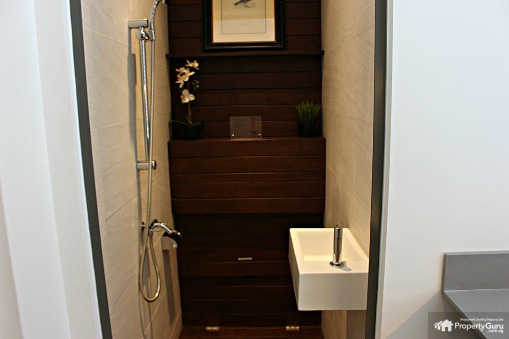 pollen and bleu water closet 4 BR