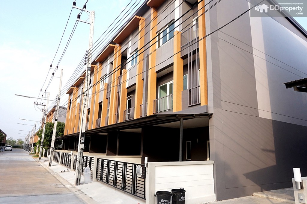 2 Town AvenueDSC06127-006