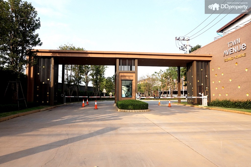 2 Town AvenueDSC06144-020