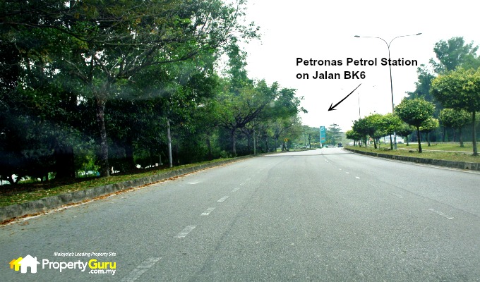 Now compare the above two pictures with the peace of Jalan Kinrara 6, Bandar Kinrara. There’s nary a soul on the road. This picture, with the Petronas Station in the distance shows the road to the left of the entrance of Duet Residence, heading towards the Bukit Jalil Highway about 3km away