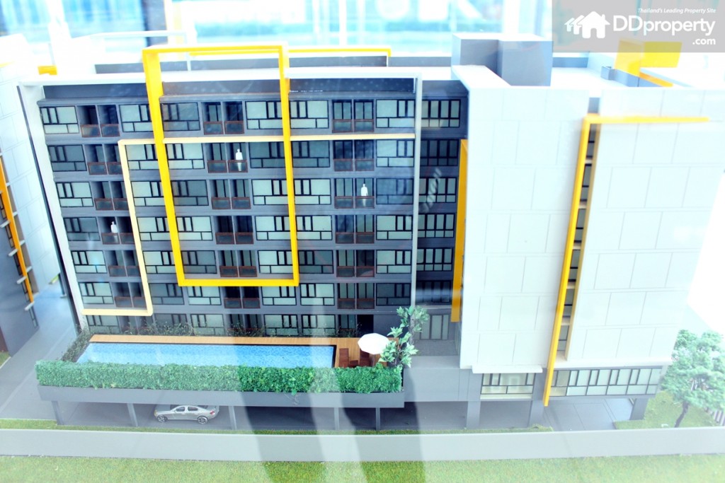 สระว่ายน้ำระบบเกลือ ขนาด 5.5 x 20 เมตร ลึก 1.20 เมตร เหมือนกันทั้งตึก A - B