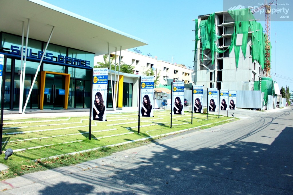 ทางทิศตะวันออกเฉียงเหนือของตัวอาคาร มีอพาร์ทเมนต์ความสูง 5 ชั้น