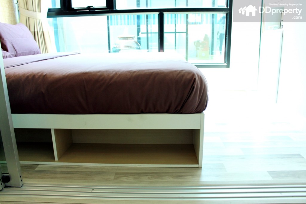 เตียงนอนถูกออกแบบให้มีพื้นที่สำหรับเก็บของด้านข้าง