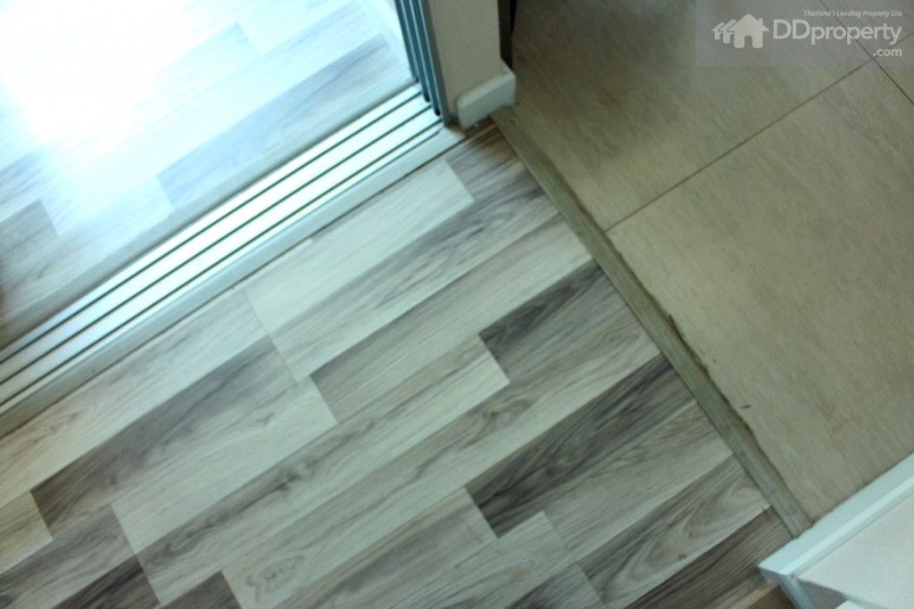 พื้นห้องนั่งเล่น และห้องนอนเป็น ลามิเนตหนา 8 มม. พื้นห้องครัวเป็นแกรนนิตโต้