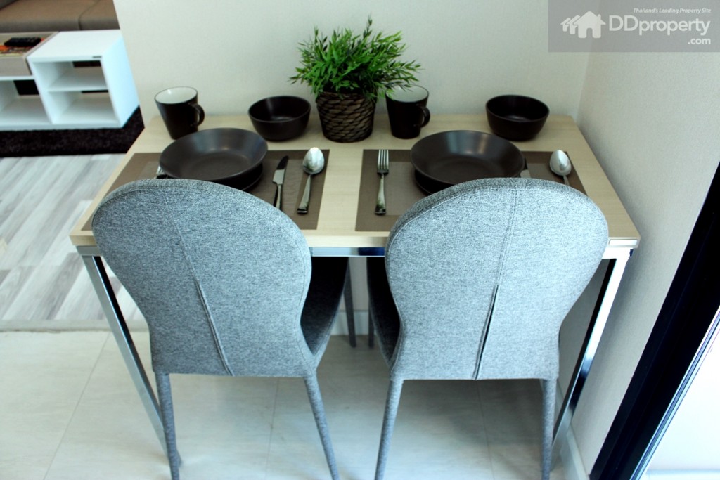 มีชุดโต๊ะทานอาหารดีไซน์มาเฉพาะโครงการนี้