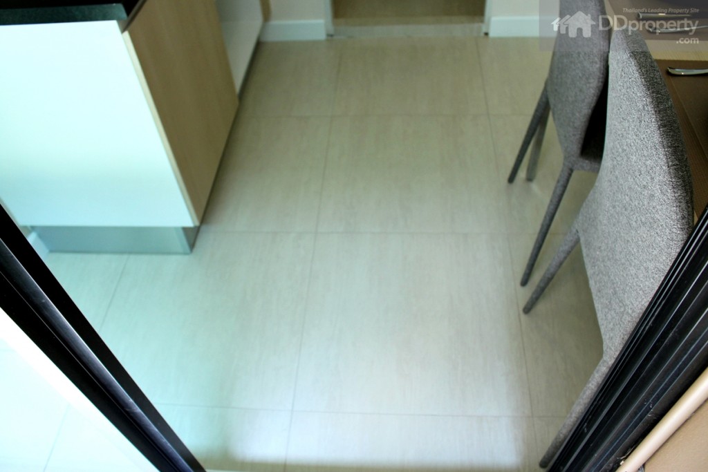 พื้นที่และความกว้างภายในห้องครัว กั้นระเบียงด้วยกระจกใสเขียวตัดแสง ขอบอะลูมิเนียมดำ