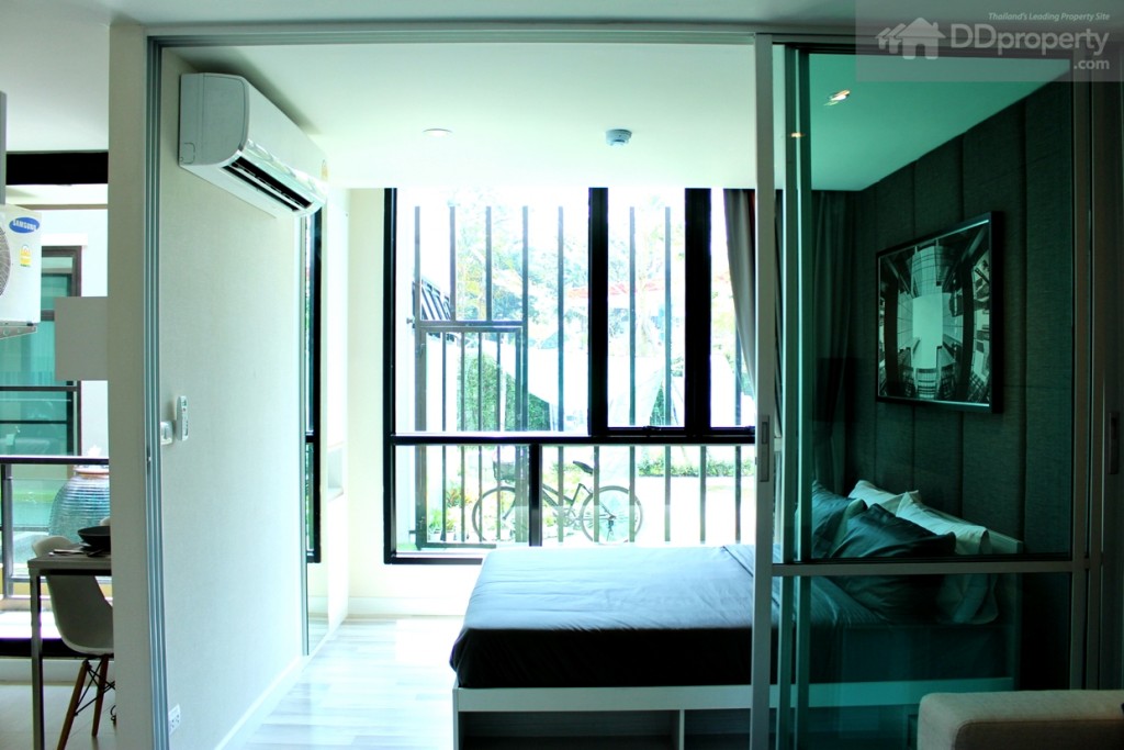 ทางโครงการใช้กระจกใสสีเขียวตัดแสงเป็นฉากกั้นห้อง