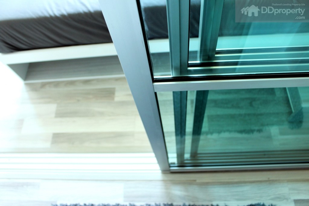 กระจกใสสีเขียวตัดแสง แบบบานสไลด์ 3 ตอนขอบอะลูมิเนียม