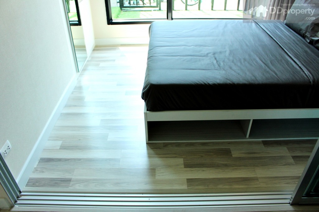 พื้นที่ว่างระหว่างเตียง พร้อมช่องเก็บของใต้เตียง