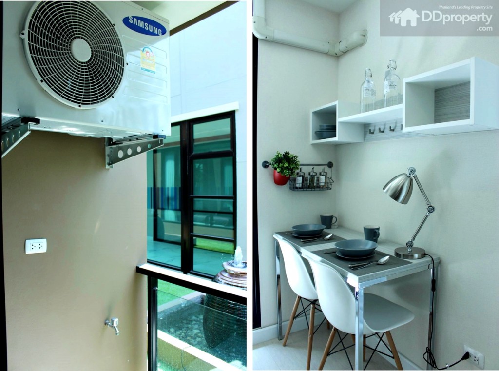 คอมเพรสเซอร์แอร์ติดตั้งแบบลอยตัว พร้อมมีการเดินระบบไฟและท่อน้ำทิ้งไว้ที่ระเบียง ด้านในเป็นโต๊ะอาหาร
