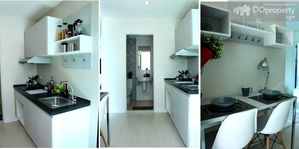 ภาพมุมกว้างของภายในห้องครัว พร้อมชุดเฟอร์นิเจอร์บิลท์อิน