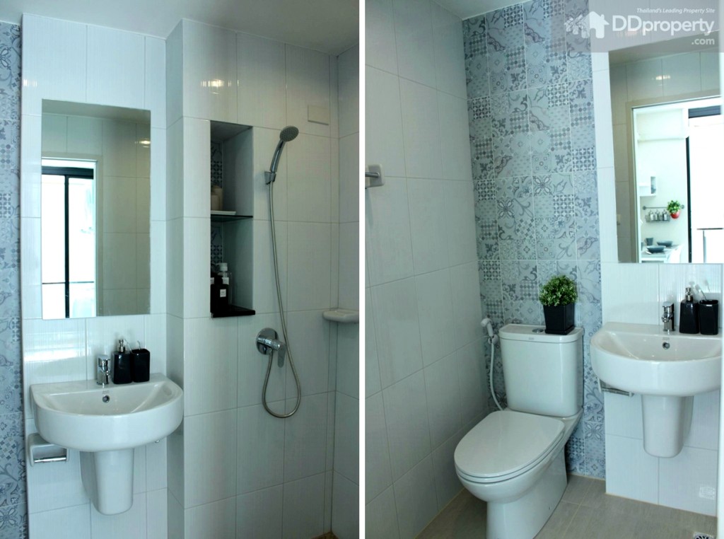 ภายในห้องน้ำเน้นโทนสีขาวดูสะอาดตา มีการเจาะผนังเพื่อเพิ่มลูกเล่น และพื้นที่ใช้สอย