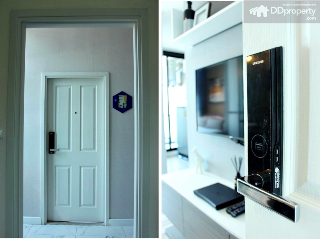 ประตู้ห้องสีขาวสูงประมาณ 2 เมตร ระบบประตูเป็น Digital Door Lock มีด้ามจับของ Samsung