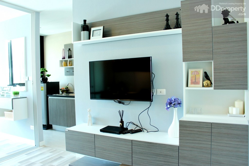 ชั้นวางทีวีแบบบิลท์อิน ที่ออกแบบมาเพื่อโครงการโดยเฉพาะ ท็อปด้วยลามิเนต