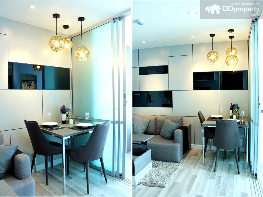 โต๊ะรับประทานอาหารอยู่ข้างโซฟา ยี่ห้อง ADAY พร้อมเก้าอี้ 2 ตัว